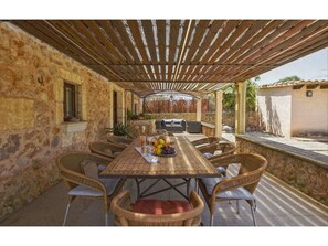 Outdoor dining - Poolside Garden Retreat in Búger (Búger)