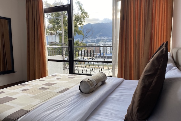 Habitación Deluxe, 1 cama de matrimonio, vistas a la montaña | Minibar, caja fuerte, mobiliario individual y escritorio