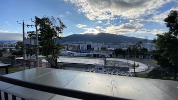 Habitación Deluxe, 1 cama de matrimonio, vistas a la montaña | Balcón