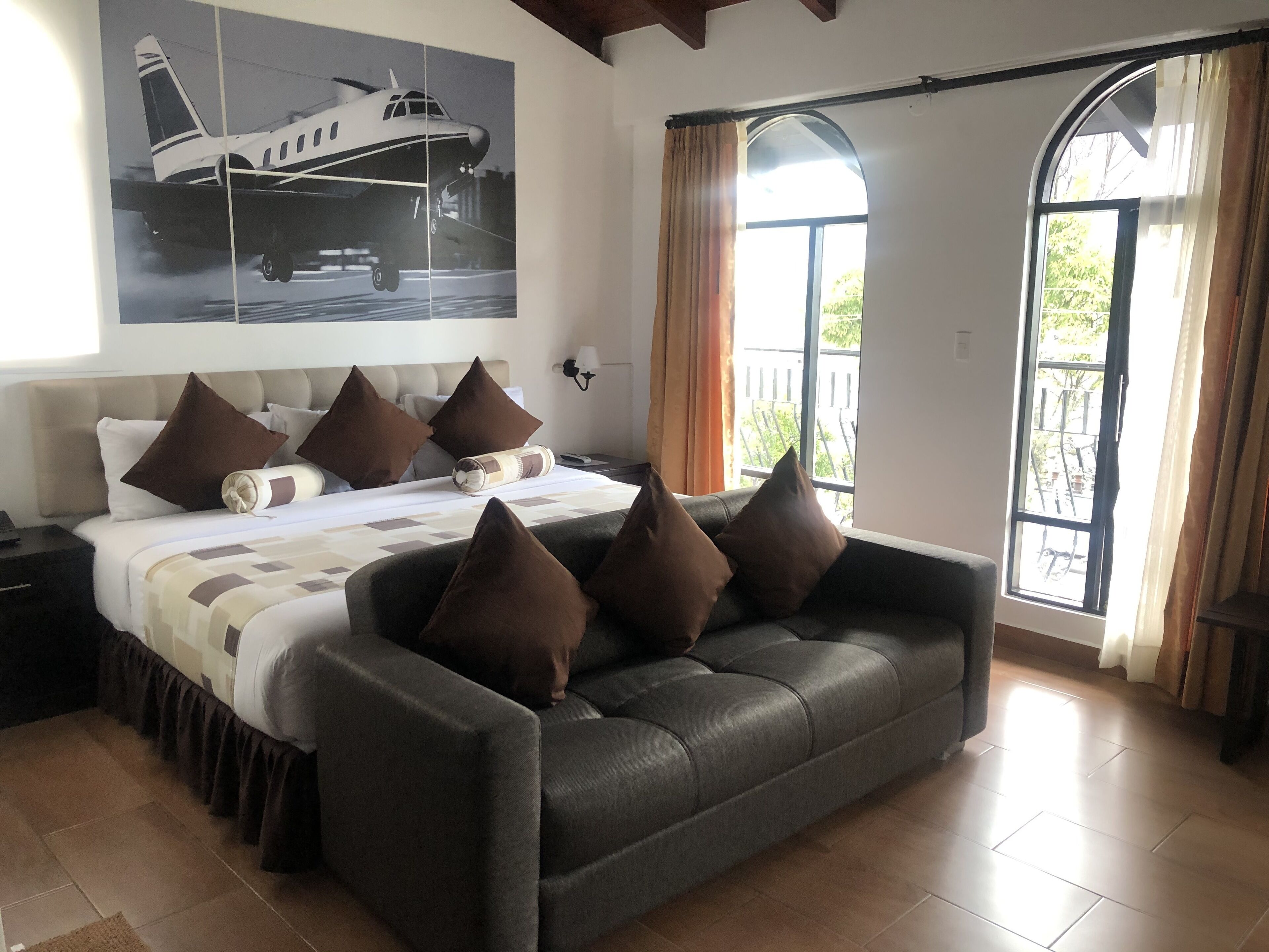 deluxe room, 1 queen bed, mountain view | living room | tv