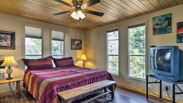 6 bedrooms, iron/ironing board, Internet, bed sheets