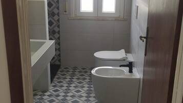Doccia, asciugacapelli, bidet, asciugamani