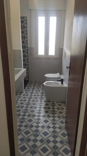 Dusche, Haartrockner, Bidet, Handtücher