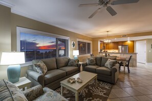 Télévision à écran plat, lecteur de DVD