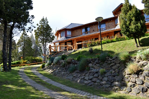 Front of property - Nachoanas Apart Bungalows (San Carlos de Bariloche)
