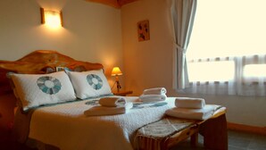 Family Bungalow, Multiple Beds, Non Smoking, Mountain View | 2 bedrooms, premium bedding, in-room safe, blackout curtains - Nachoanas Apart Bungalows (San Carlos de Bariloche)
