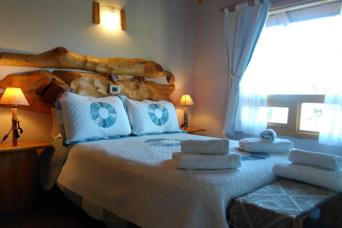 Bungalow Grand, varias camas, no fumadores, vistas parciales al lago | 2 dormitorios, ropa de cama de alta calidad, caja fuerte
