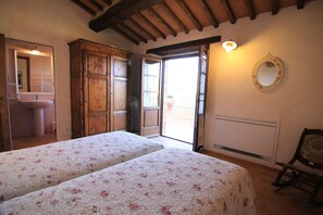 3 chambres, bureau, fer et planche à repasser, lit parapluie