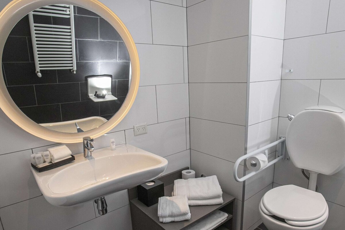 Habitación, 2 camas individuales, accesible para personas con discapacidad, vistas a la ciudad | Baño | Ducha y cabezal de ducha tipo lluvia