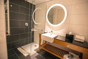 Bathroom shower - Hampton by Hilton Bariloche (San Carlos de Bariloche)