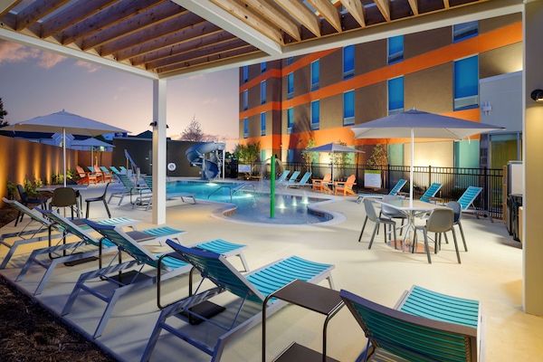 Alberca al aire libre por temporada y sombrillas en la alberca