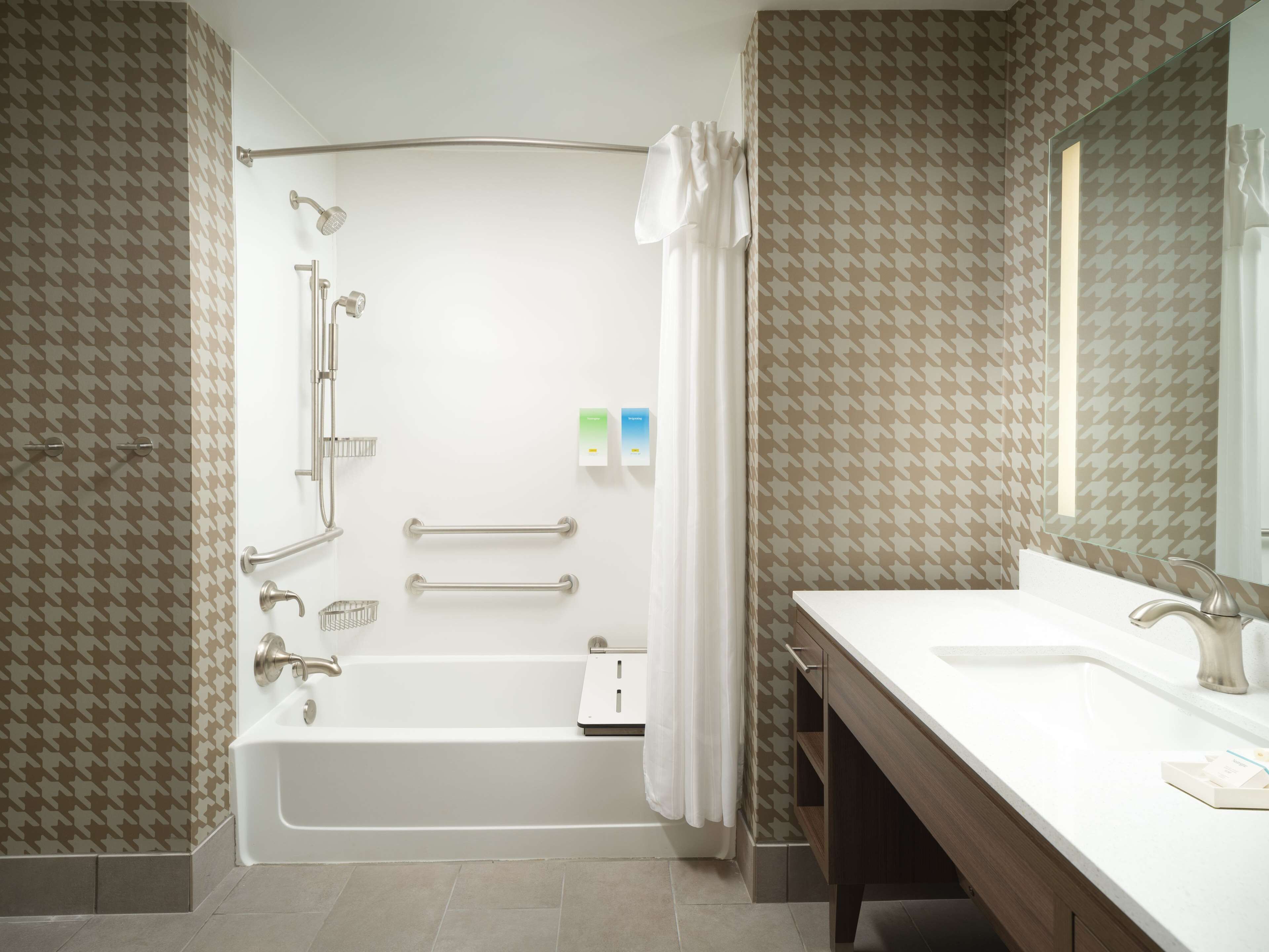 Une salle de bain moderne avec une baignoire, une douche et un meuble-lavabo.
