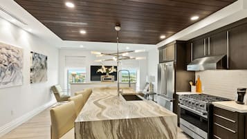 Rom, 2 soverom, byutsikt | 1 soverom, sengetøy av topp kvalitet, skrivebord og blendingsgardiner