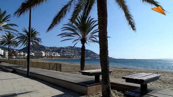 Beach nearby - Very spacious apartment, almost on the first line. Ocean view and garden (roses)