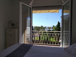 2 bedrooms, desk, iron/ironing board, free WiFi - Very spacious apartment, almost on the first line. Ocean view and garden (roses)