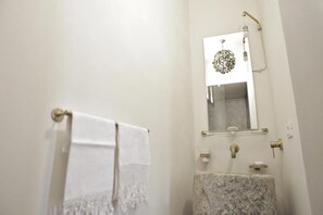 تجهيزات دش، مجففات شعر، مناشف، صابون