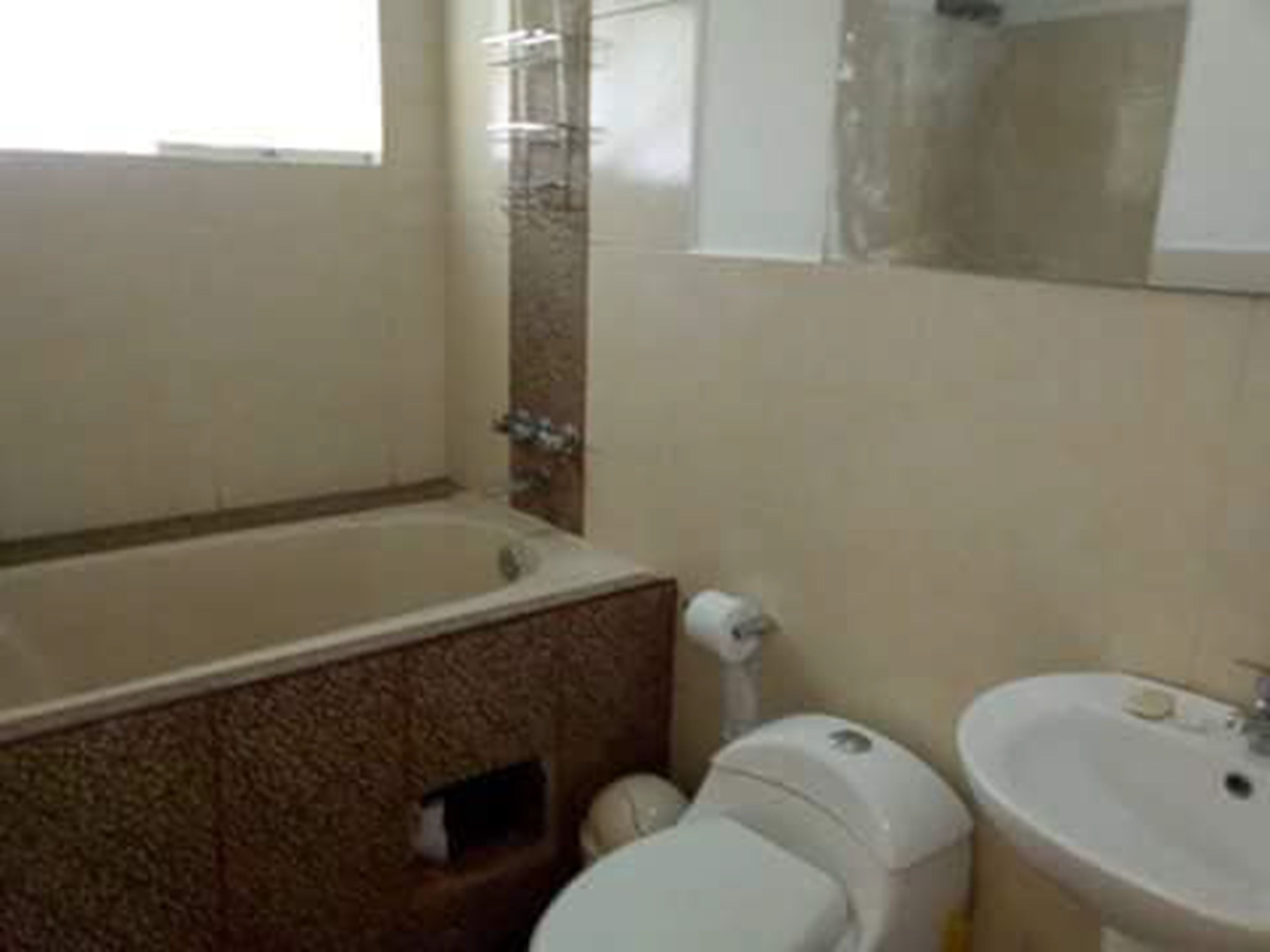 Un baño con bañera, inodoro y lavamanos.