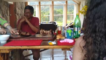 Komplett frokost på hverdagene (USD 5 per person)