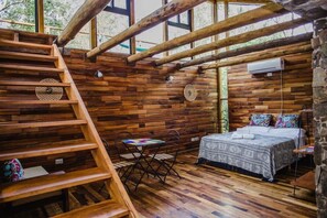 Design-mökki, 1 suuri parisänky, tupakointi kielletty, näköala puistoon | 1 makuuhuone, ylelliset vuodevaatteet, untuvapeitot