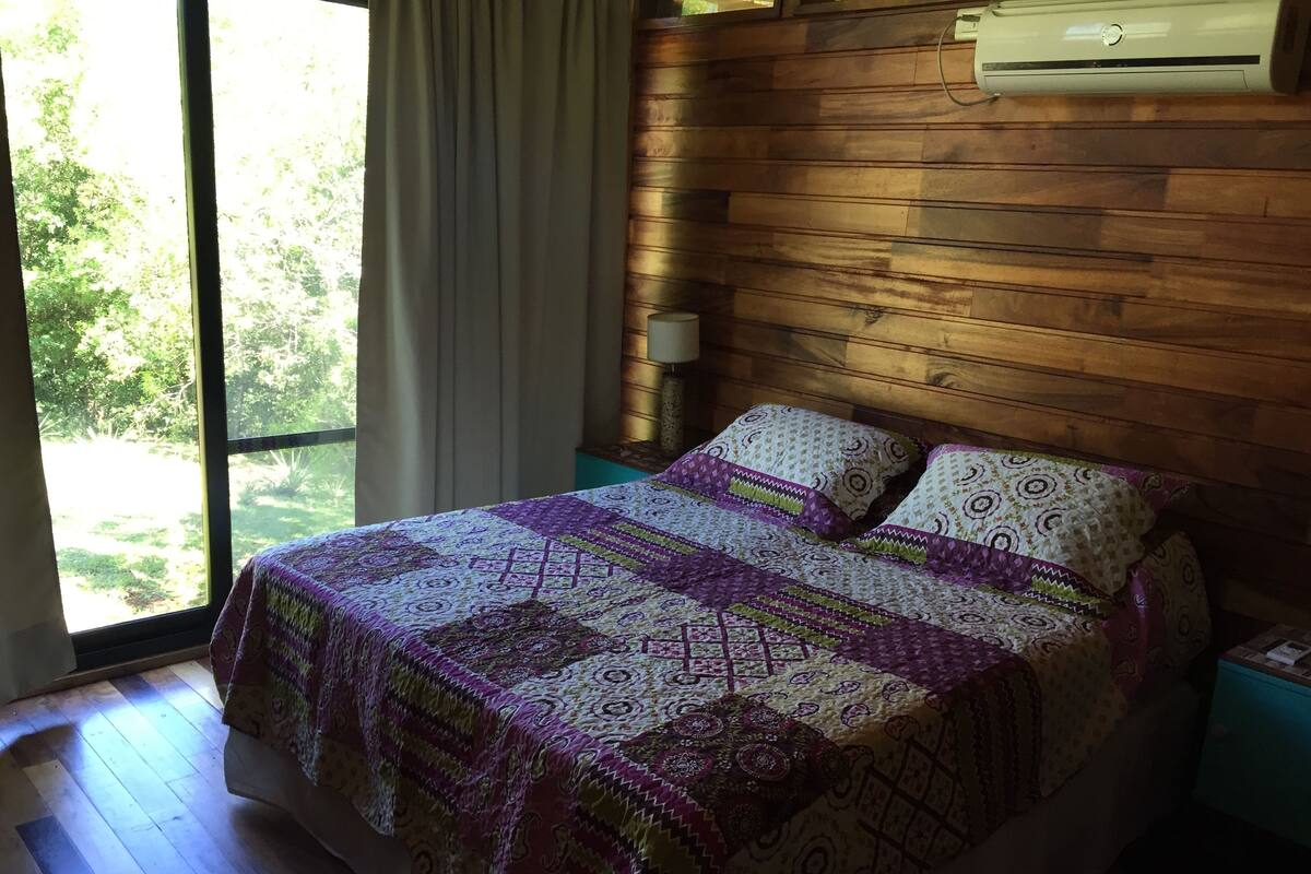 Cabaña superior, varias camas, para no fumadores, vista al parque | 1 habitación, ropa de cama de alta calidad y edredón