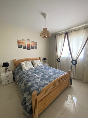 4 bedrooms, iron/ironing board, WiFi, bed sheets - modern family house between sea and mountain (Rigarda)