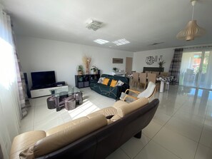 TV, video games, DVD player, books - modern family house between sea and mountain (Rigarda)