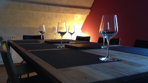 Un tavolo da pranzo con quattro bicchieri da vino e un sottopiatti.