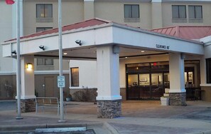 Exterior - Clarion Pointe Jacksonville Near Camp Lejeune (Jacksonville)