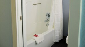 Kamar Standar, 1 Tempat Tidur King, akses difabel, Bebas Asap Rokok | Kamar mandi | Perlengkapan mandi gratis, pengering rambut, sabun, dan sampo
