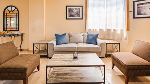 Living area - Clarion Pointe Jacksonville Near Camp Lejeune (Jacksonville)