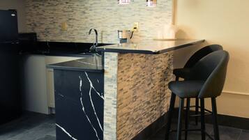 Standard Room, 1 King Bed, Accessible, Non Smoking | Executive lounge