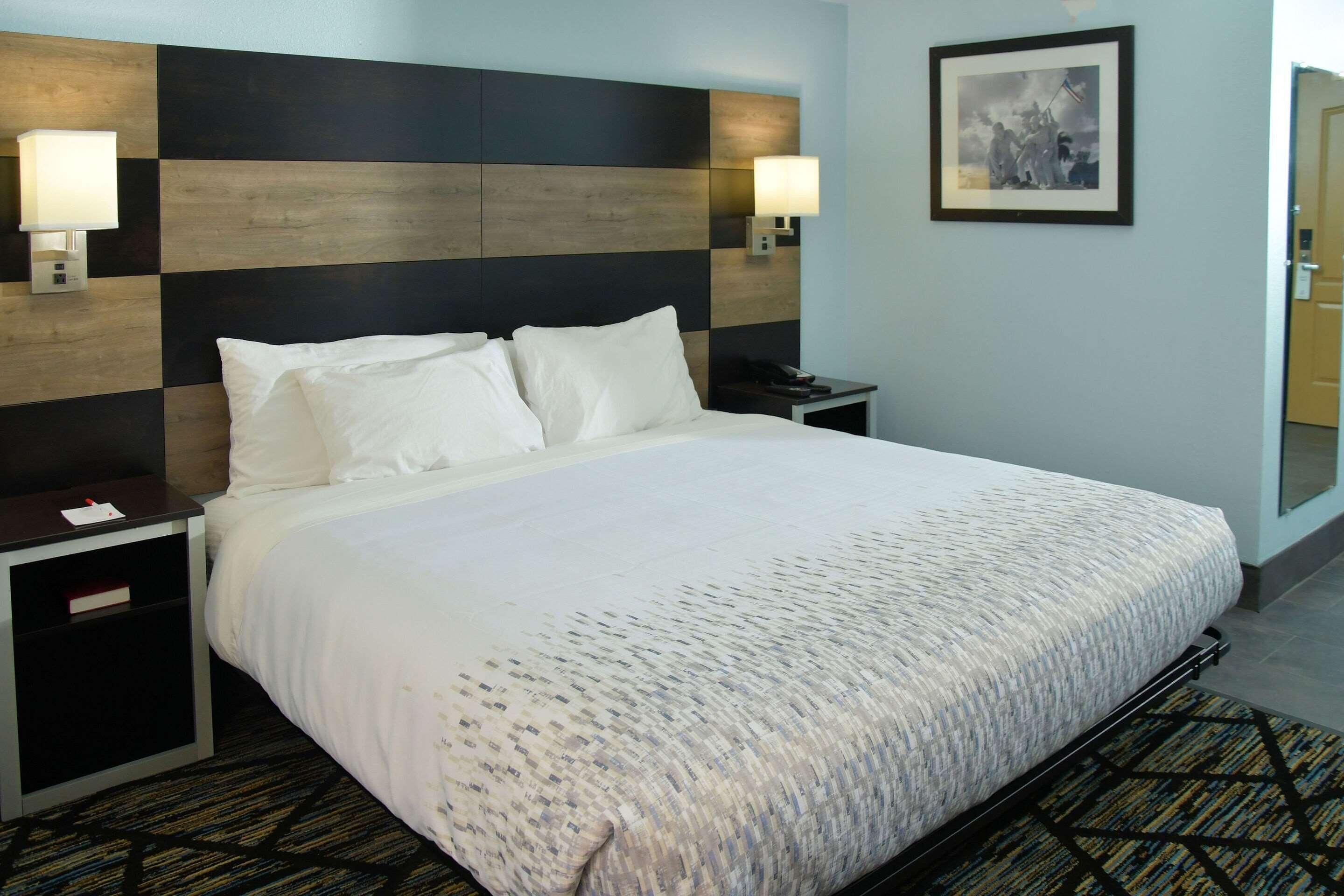 Bàn, khu vực làm việc phù hợp cho laptop, bàn ủi/dụng cụ ủi quần áo 