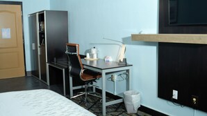 Meja kerja, ruang kerja ramah laptop, dan setrika/meja setrika