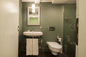 Dusj, bidé, håndklær og såpe