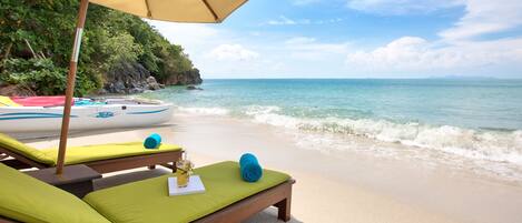 Am Strand, Liegestühle, Strandtücher