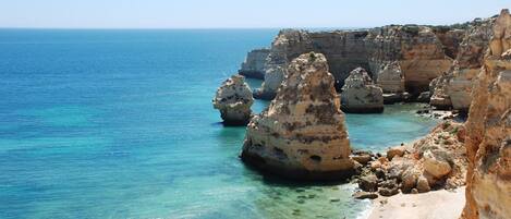 Nær stranden og solsenger