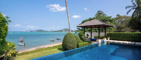 Utendørsbasseng og solsenger