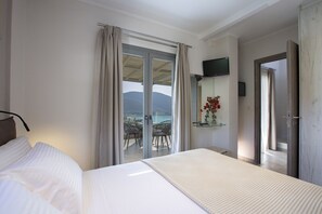 2 chambres, coffres-forts dans les chambres, bureau