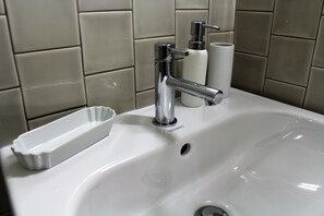 Douche, serviettes fournies, savon, shampooing