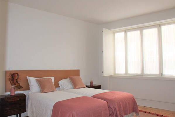 2 chambres, lit de bébé portatif, Wi-Fi, literie fournie