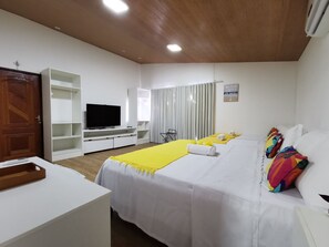 Apartamento superior, vista para o oceano | Frigobar, cofres nos quartos, Wi-Fi de cortesia, roupa de cama