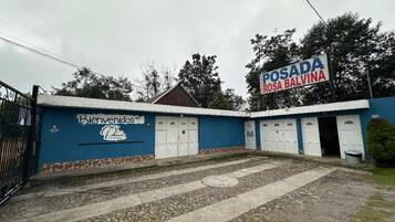 Kahden hengen classic-huone (yksi tai kaksi sänkyä), useita makuuhuoneita, tupakointi kielletty | Ylelliset vuodevaatteet, silitysrauta/-lauta, ilmainen Wi-Fi