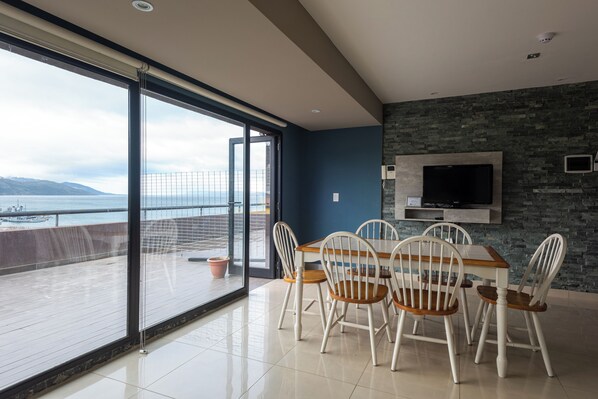 Apartment (Krund) | Living area | 32-inch LED TV with cable channels, pay movies, offices - Gente del Sur - Rivadavia (Ushuaia)