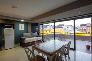 Apartment (Krund) | Living area | 32-inch LED TV with cable channels, pay movies, offices - Gente del Sur - Rivadavia (Ushuaia)