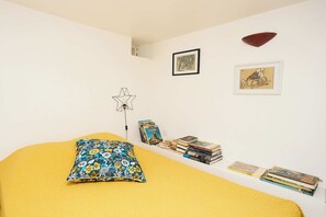 2 bedrooms, desk, iron/ironing board, travel crib - T2/3 "Lavande" in a charming Provencal villa (Cassis)