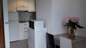 Refrigerador, microondas, parrilla de estufa y utensilios de cocina