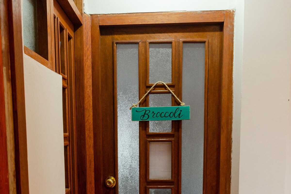 Double Room, 1 Queen Bed, Shared Bathroom (Habitacion Brocoli) | Free WiFi