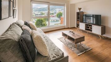 Apartment, 1 Schlafzimmer, Bergblick (Urbano) | Wohnbereich | 40-Zoll-LED-Fernseher mit Kabelempfang, Arbeitsbereiche