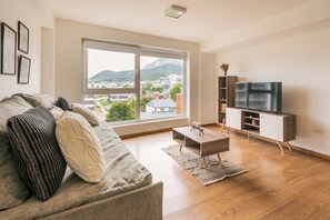 Appartement, 1 slaapkamer, uitzicht op bergen (Urbano) | Woonruimte | Een 40-inch ledtelevisie met kabelzenders en een kantoor