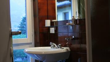 Dusche, Bidet, Handtücher, Toilettenpapier